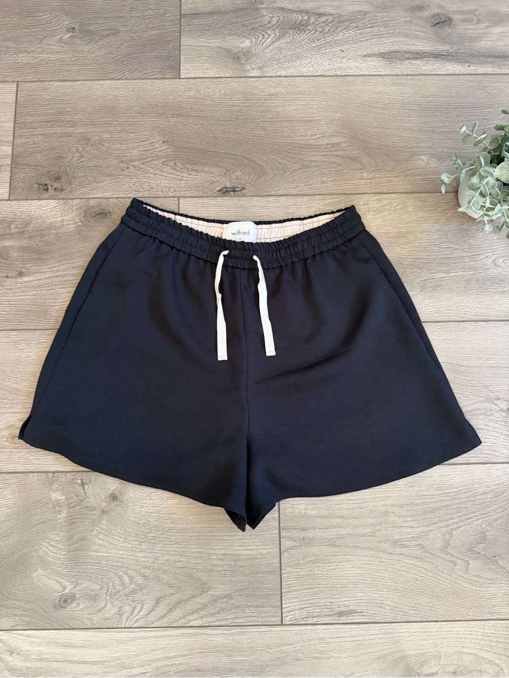 WILFRED Aritzia Black Drawstring Shorts Size Small